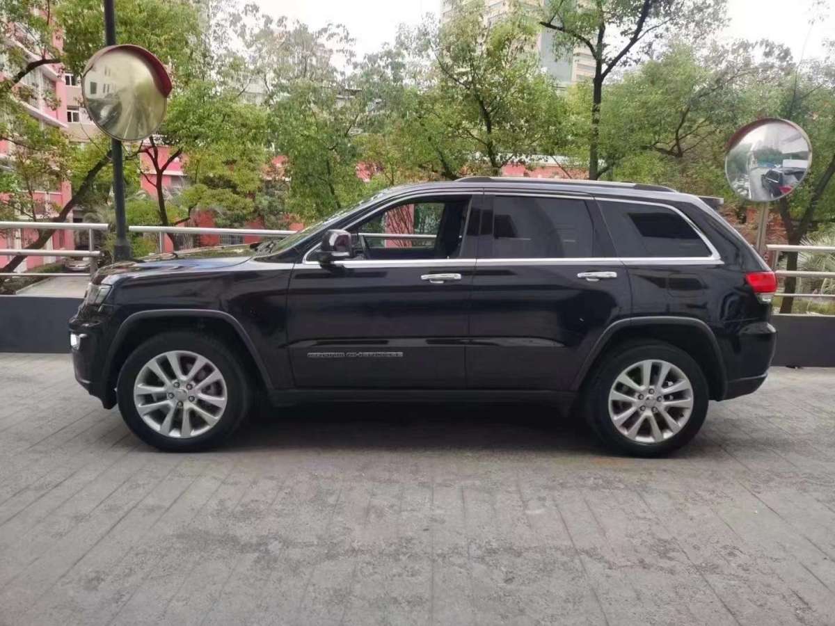 2019年04月Jeep 大切諾基  2017款 3.0L 舒享導(dǎo)航版