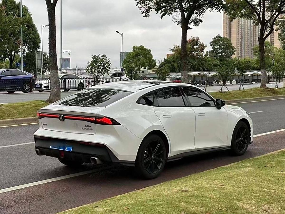 長(zhǎng)安 長(zhǎng)安UNI-V  2023款 1.5T 尊貴型圖片