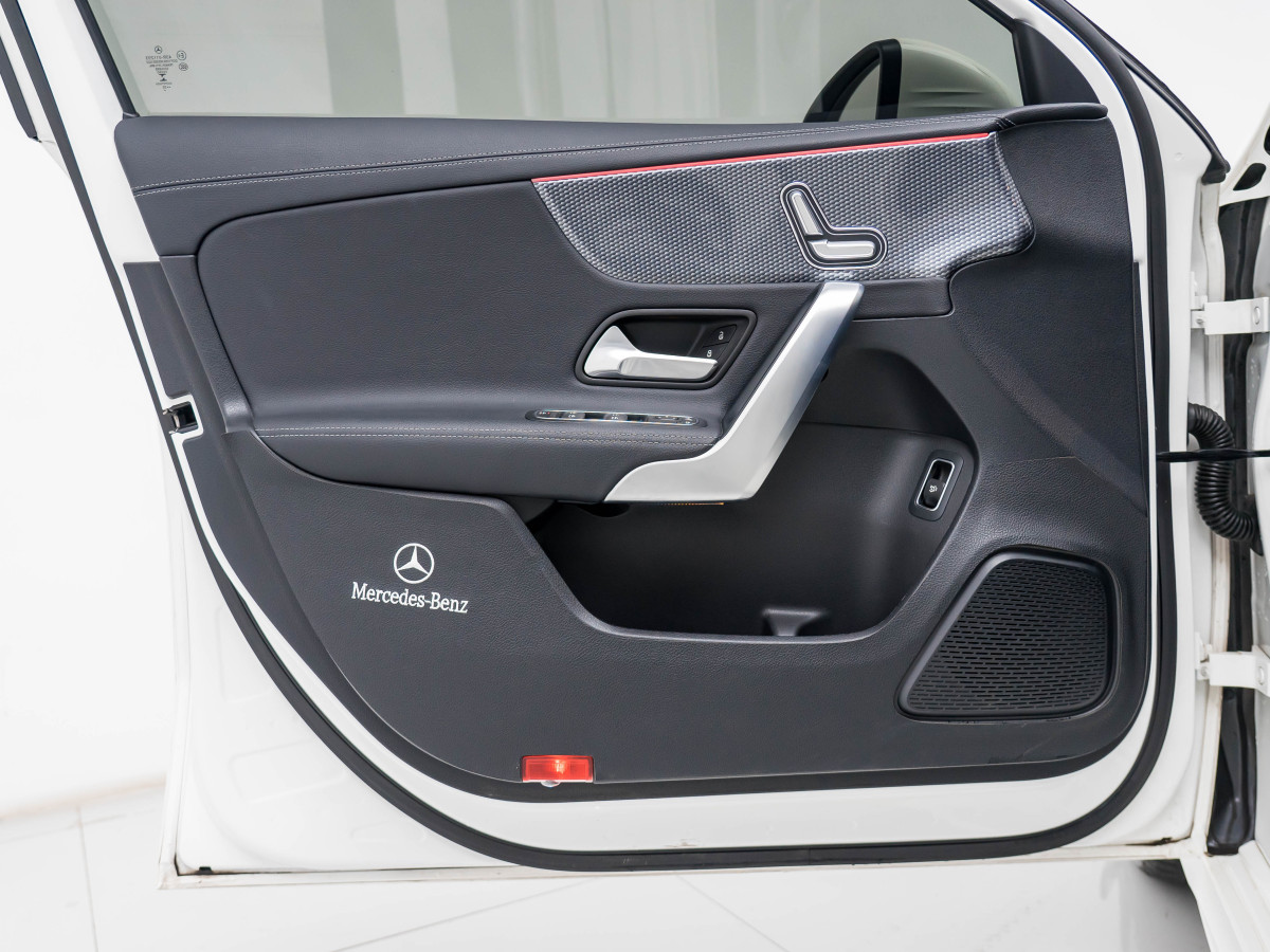 2020年8月奔驰 奔驰A级  2020款 改款 A 200 L 运动轿车时尚型