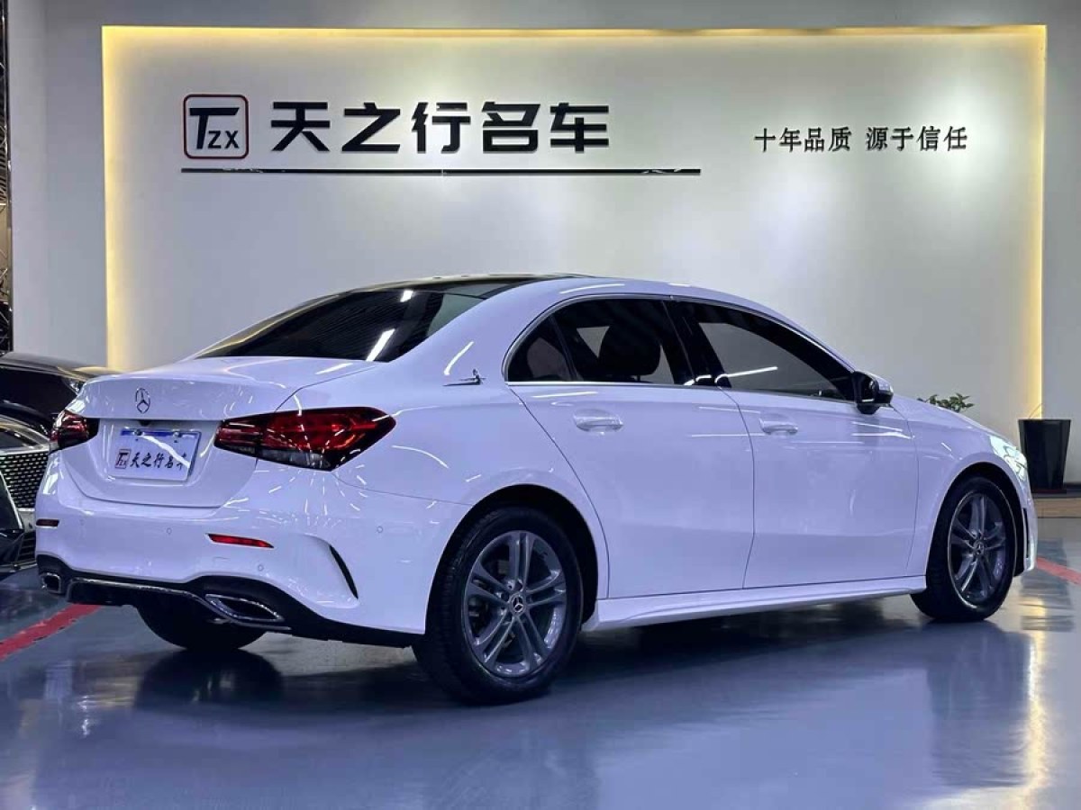 奔馳 奔馳A級(jí)  2021款 改款 A 180 L 運(yùn)動(dòng)轎車圖片