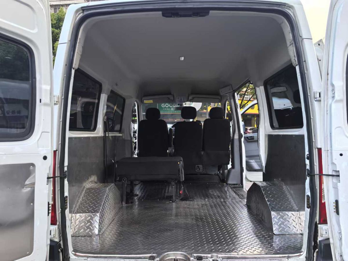 上汽大通 V80  2020款 2.0T AMT PLUS城市版短軸超低頂5/6座圖片