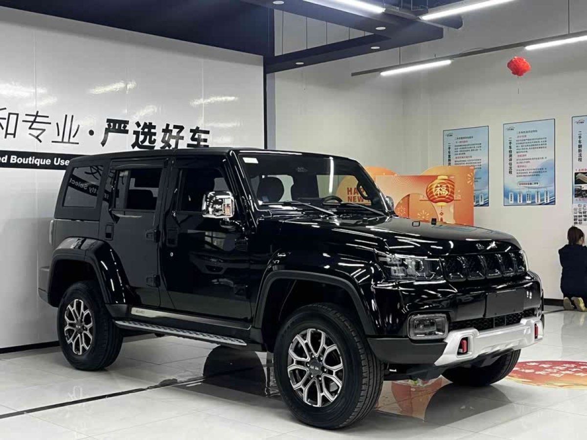 北京 BJ40  2020款 2.0T 自動(dòng)四驅(qū)城市獵人版?zhèn)b客型圖片