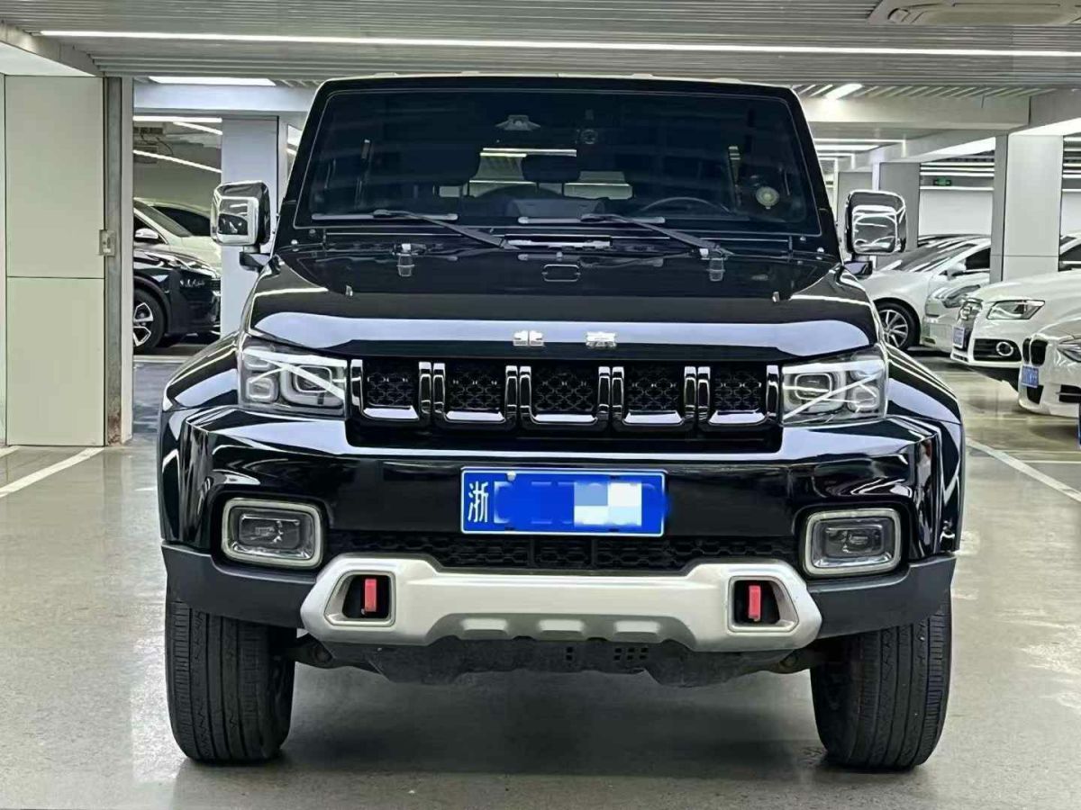 北京 BJ40  2020款 2.0T 自動(dòng)四驅(qū)城市獵人版?zhèn)b客型圖片