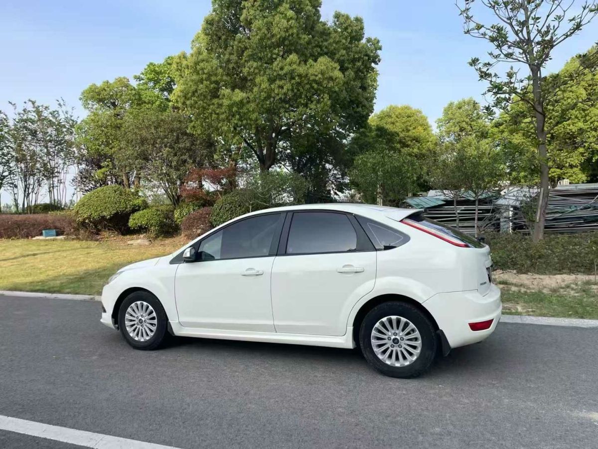 福特 福克斯  2014款 兩廂經(jīng)典 1.8L 自動酷白典藏版圖片