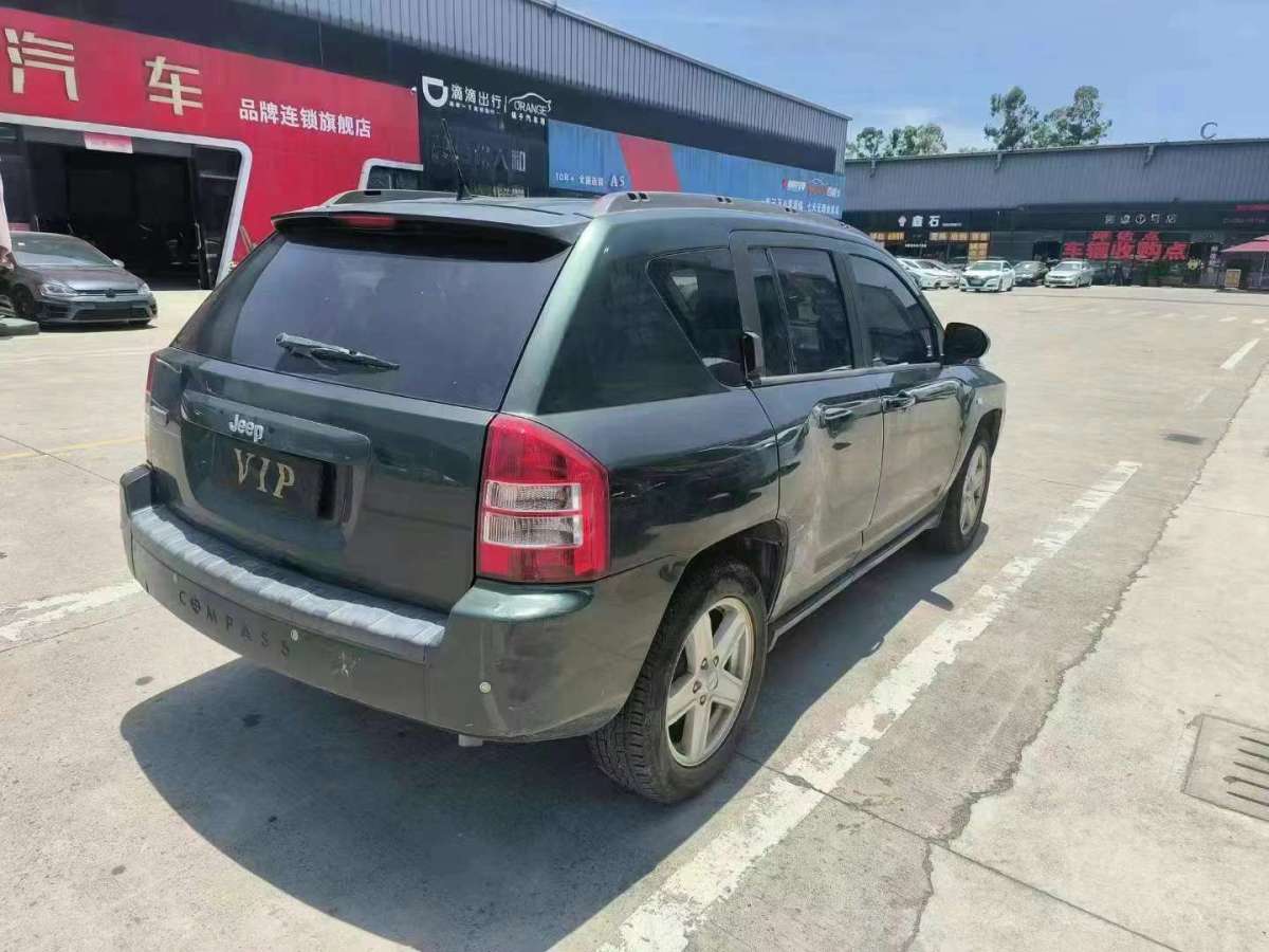 Jeep 指南者  2010款 2.4L 四驅(qū)運(yùn)動(dòng)版圖片