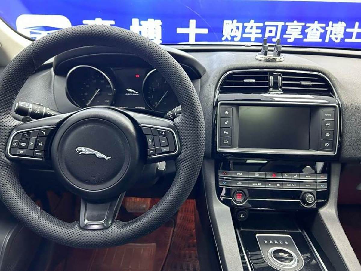 2016年7月捷豹 F-PACE  2016款 2.0T 兩驅(qū)都市尊享版