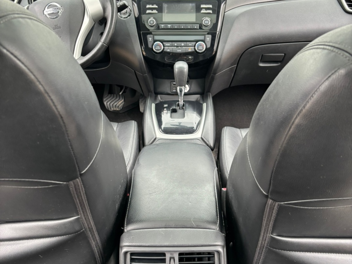 2016年10月日产 奇骏  2015款 2.0L CVT舒适MAX版 2WD