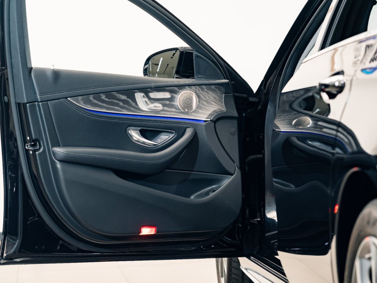 奔驰 奔驰E级  2022款 改款三 E 300 L 运动豪华型图片