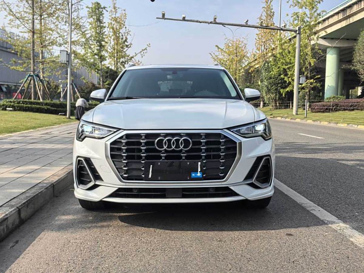 奧迪 奧迪Q3  2019款  35 TFSI 進(jìn)取動(dòng)感型圖片