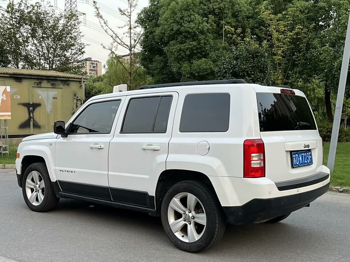 Jeep 自由客  2013款 2.4 豪華導(dǎo)航版圖片