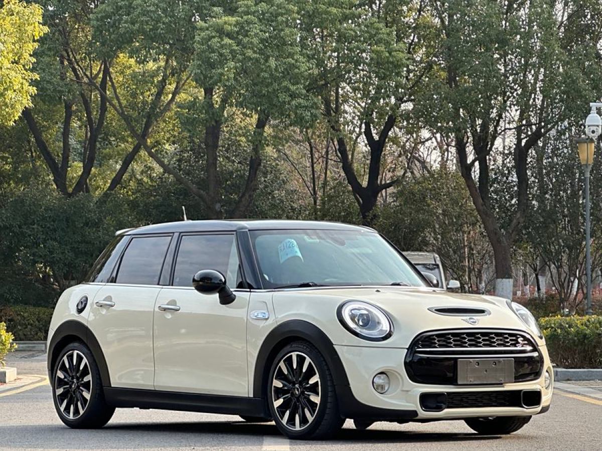 MINI MINI  2016款 2.0T COOPER S 表現(xiàn)派 五門(mén)版圖片