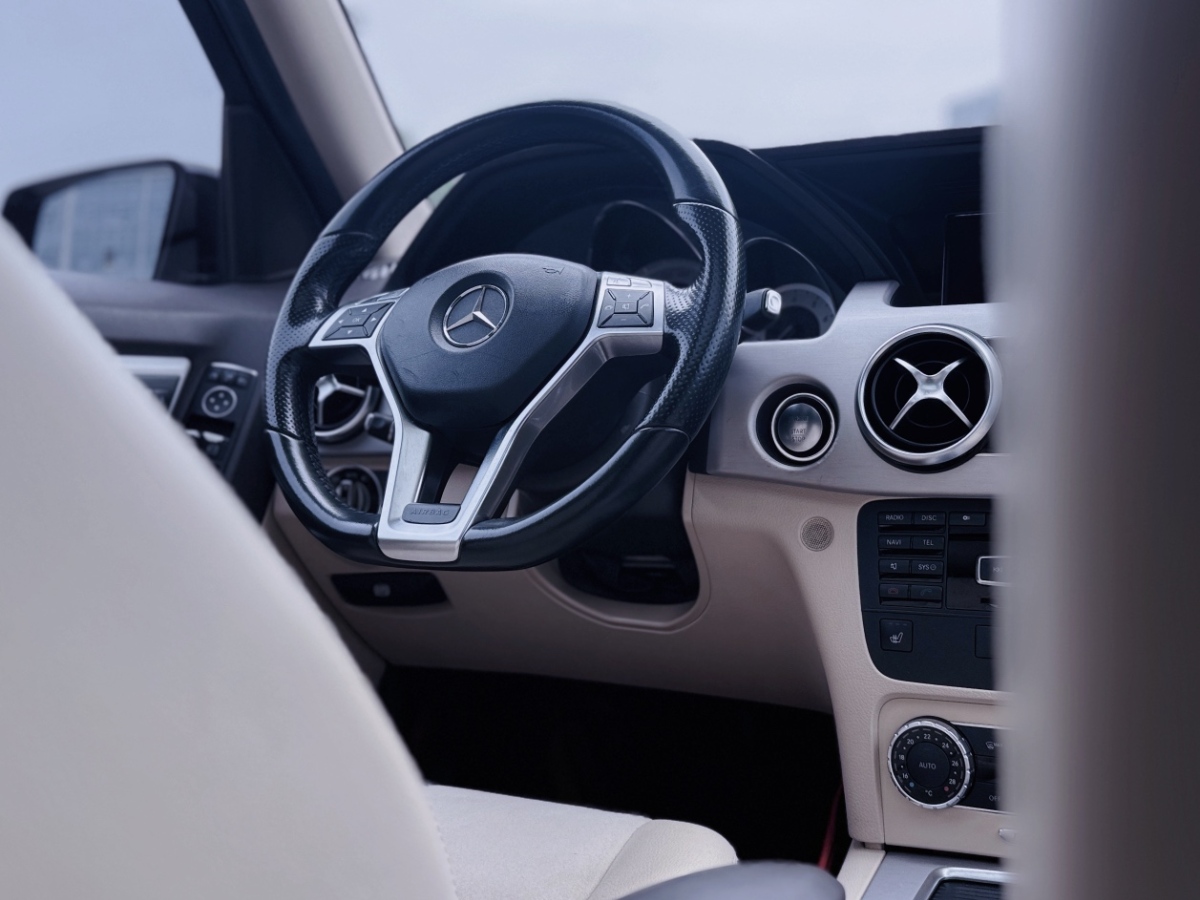 奔馳 奔馳GLK級  2015款 GLK 300 4MATIC 時(shí)尚型 極致版圖片