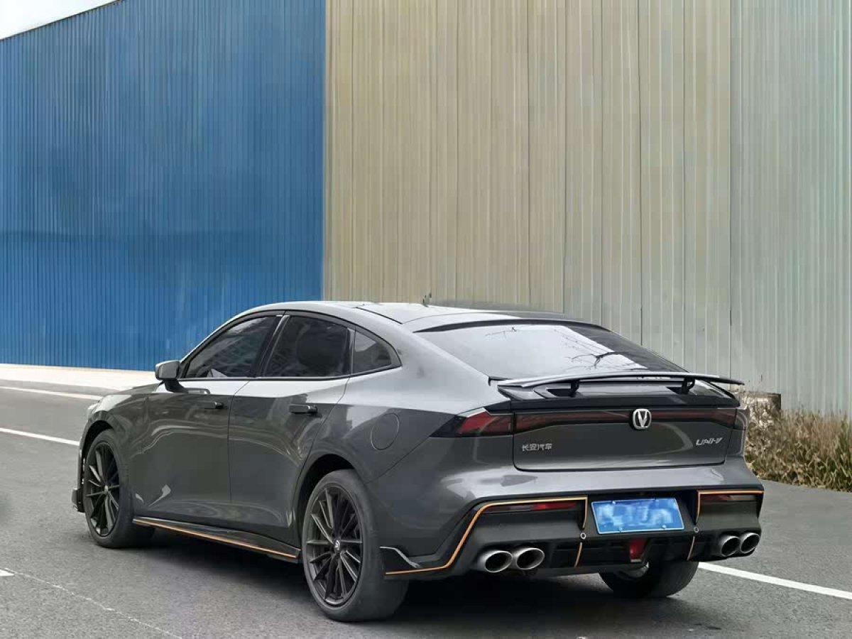 長(zhǎng)安 長(zhǎng)安UNI-V  2022款 1.5T 運(yùn)動(dòng)版圖片