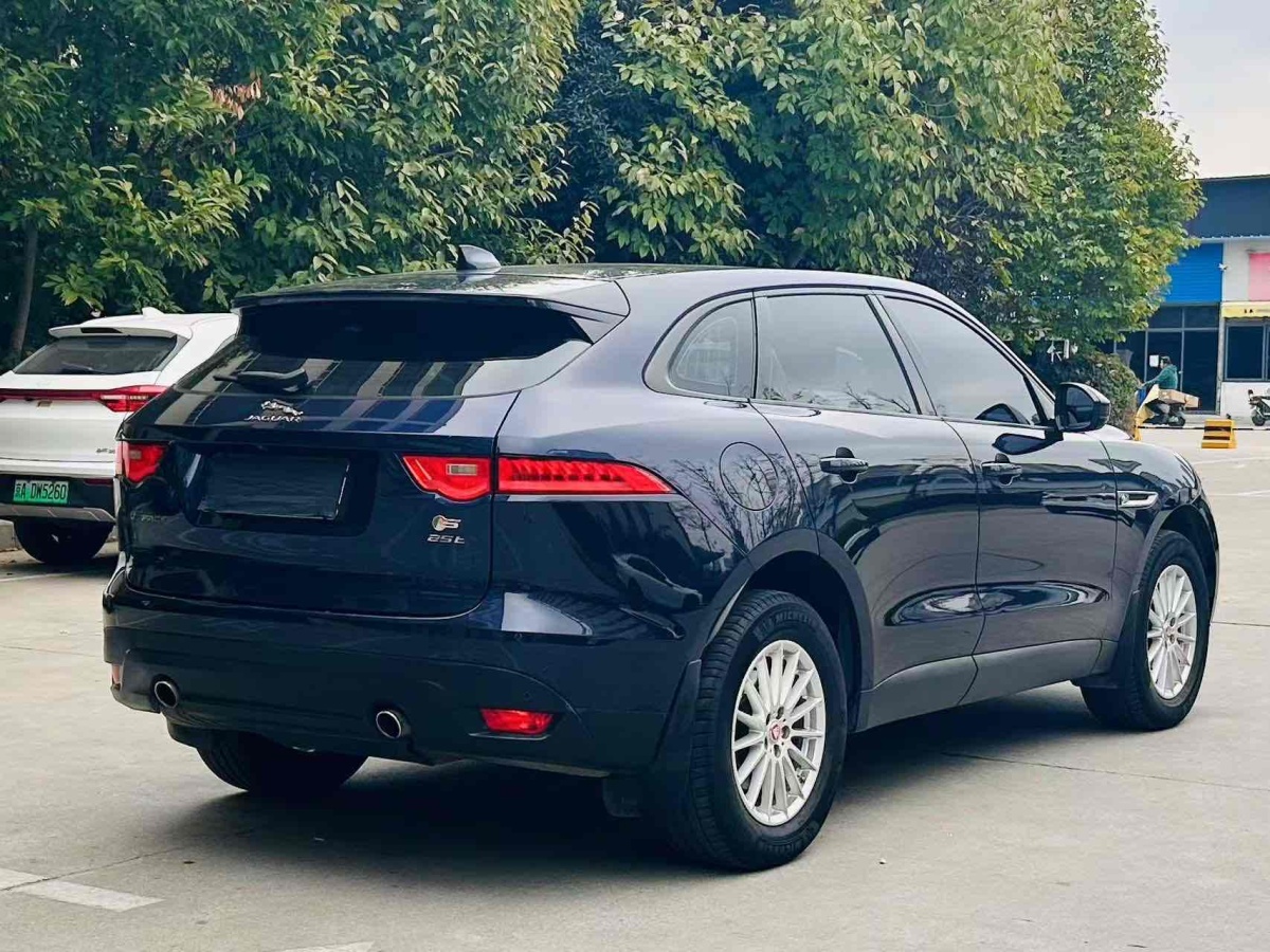 捷豹 F-PACE  2016款 2.0T 兩驅(qū)都市尊享版圖片