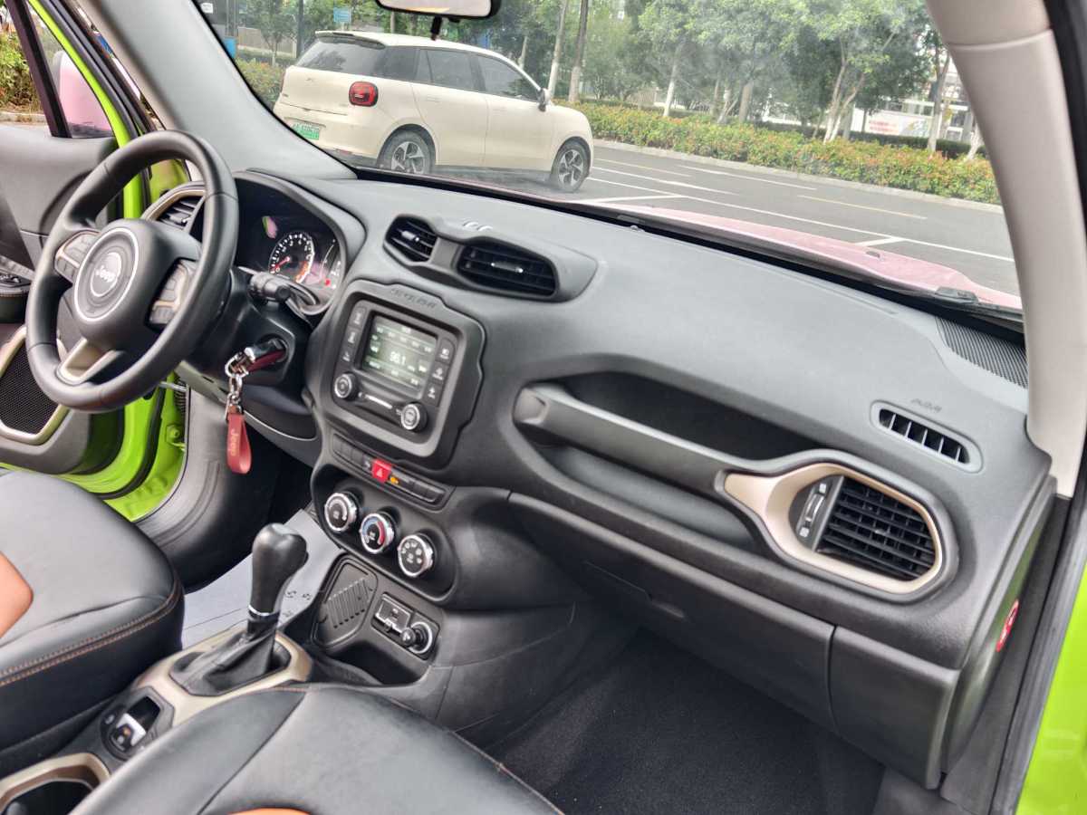 Jeep 自由俠  2018款 互聯(lián)大屏版 180T 自動勁能版圖片
