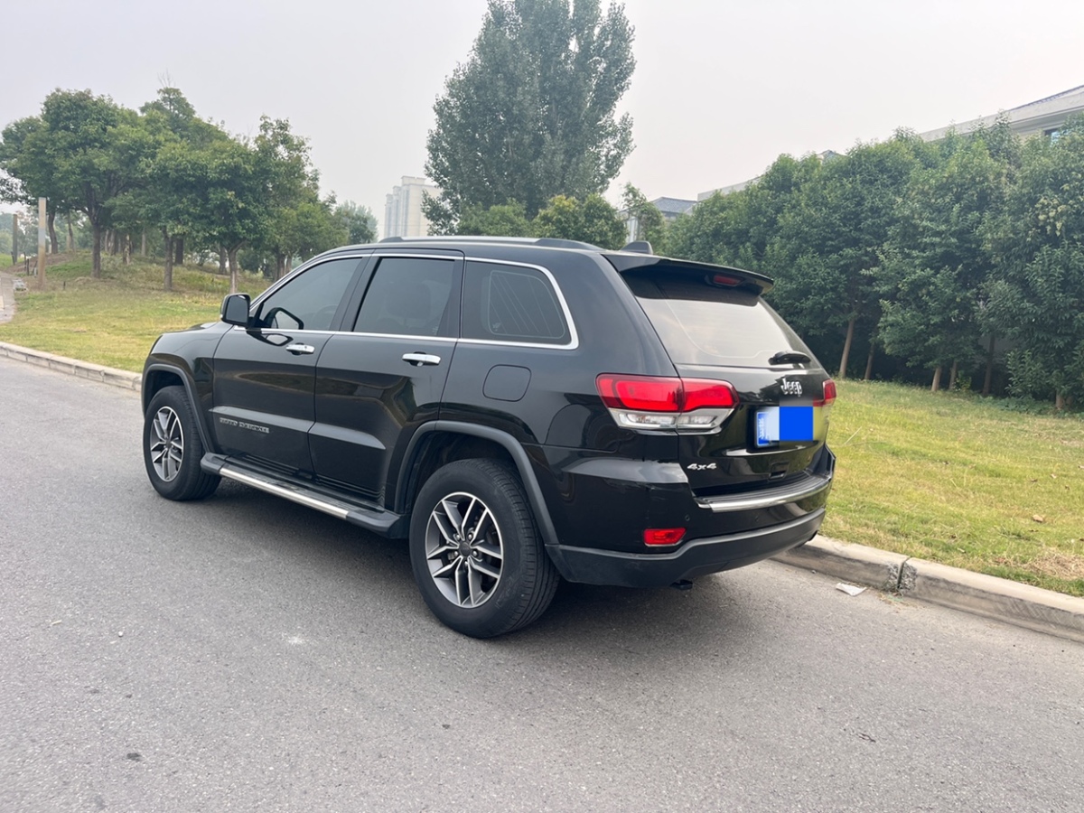 Jeep 大切諾基  2019款 3.0L 專業(yè)導(dǎo)航版圖片