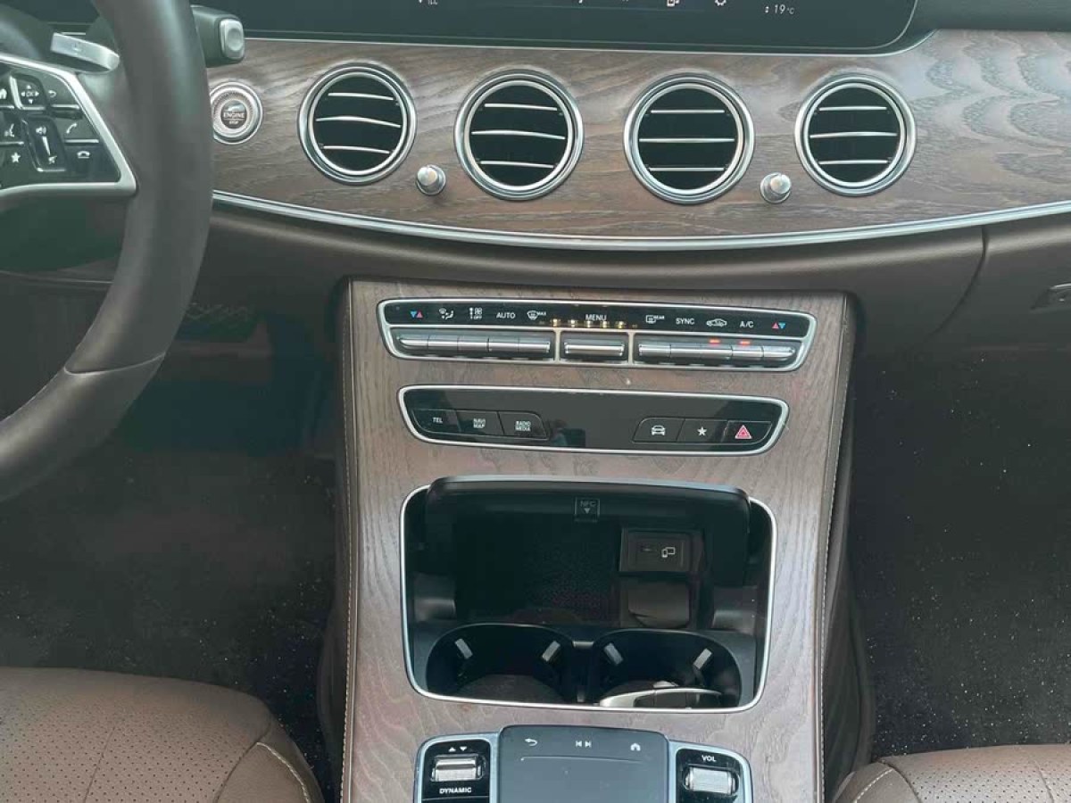 奔馳 奔馳E級(jí)  2022款 改款 E 300 L 豪華型圖片