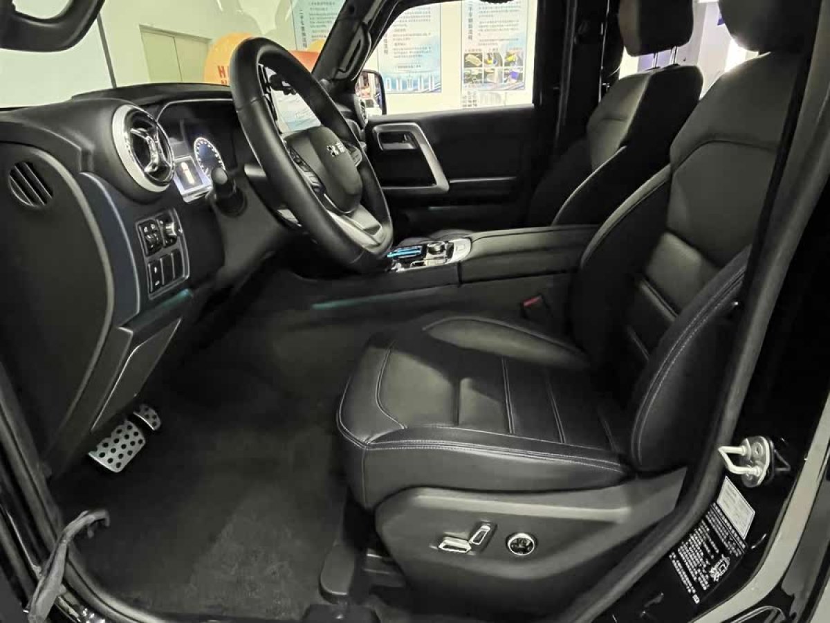 北京 BJ40  2020款 2.0T 自動(dòng)四驅(qū)城市獵人版?zhèn)b客型圖片
