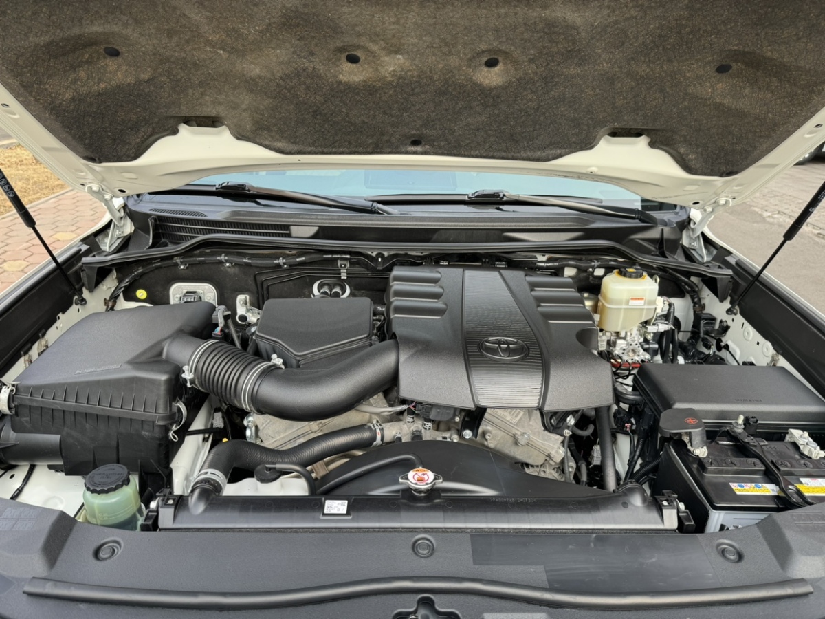 2020年9月丰田 兰德酷路泽  2015款 4.0L V6 中东低配版