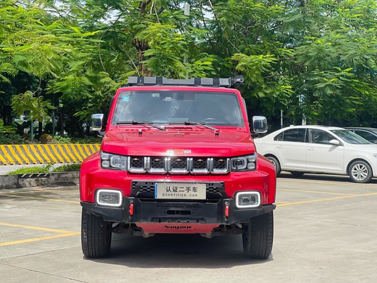 北京 BJ40  2020款 2.0T 自動(dòng)四驅(qū)城市獵人版?zhèn)b客型圖片