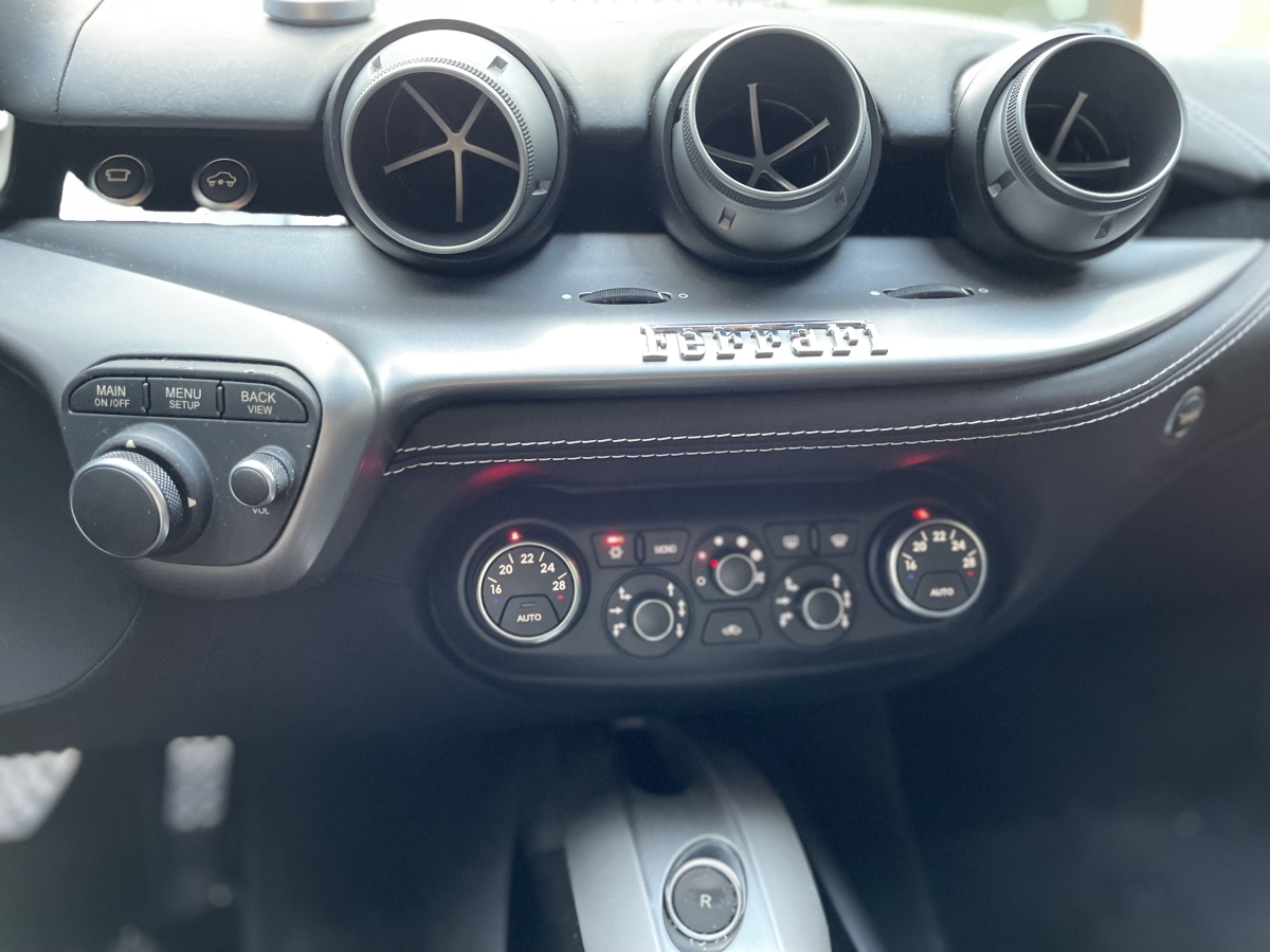 2015年10月法拉利 F12berlinetta  2013款 6.3L 标准型