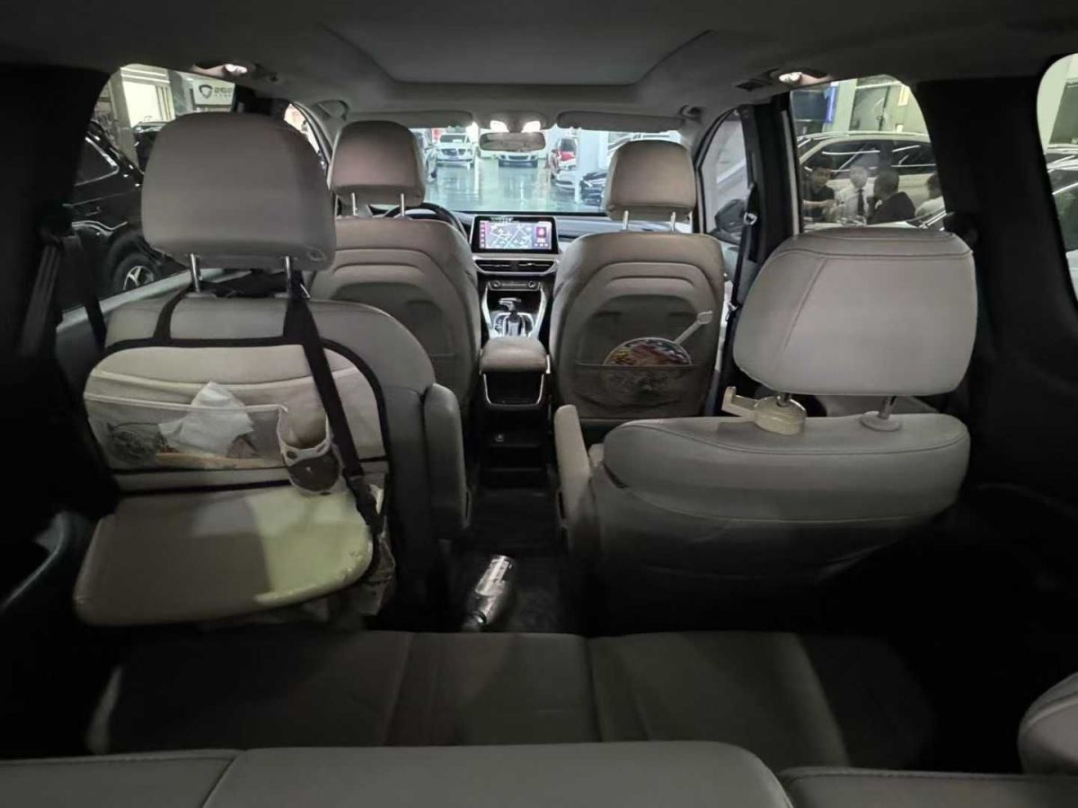 上汽大通 V80  2019款 2.5T經(jīng)典款AMT商旅加長軸中頂17座無移門圖片