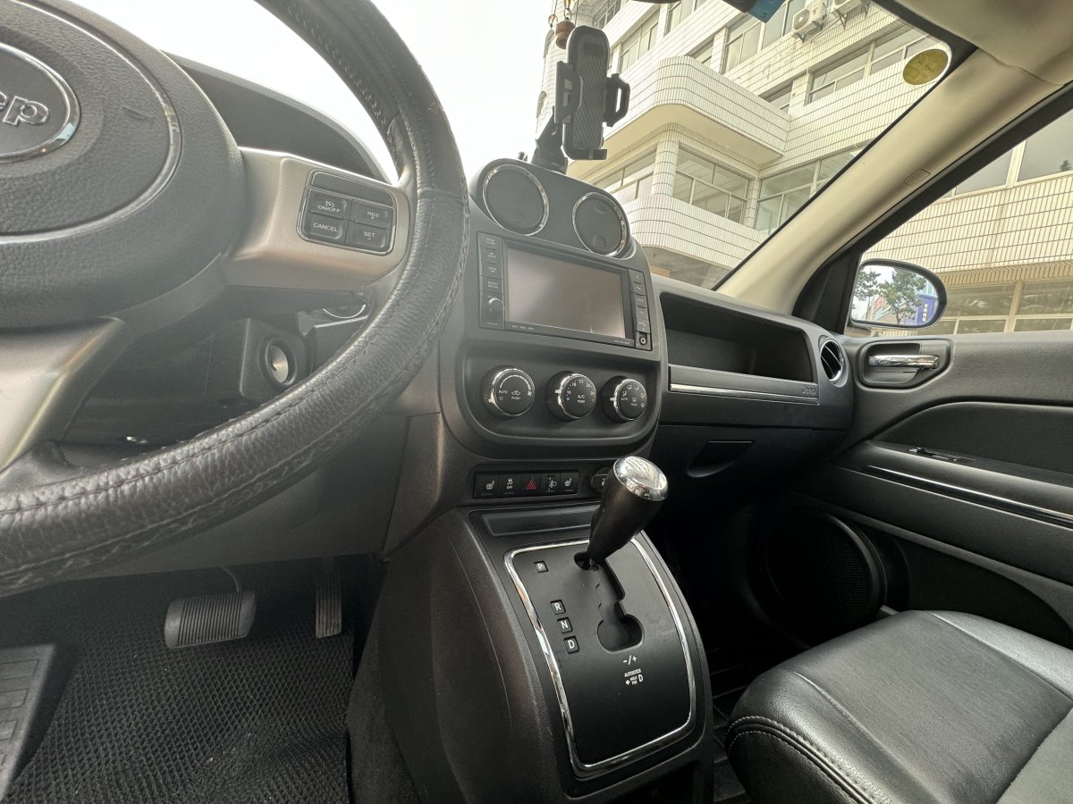 Jeep 指南者  2012款 2.4L 四驅(qū)豪華導航版圖片