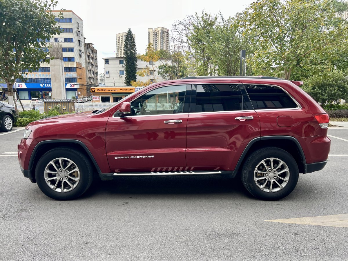 Jeep 大切諾基  2014款 3.0L 舒享導(dǎo)航版圖片