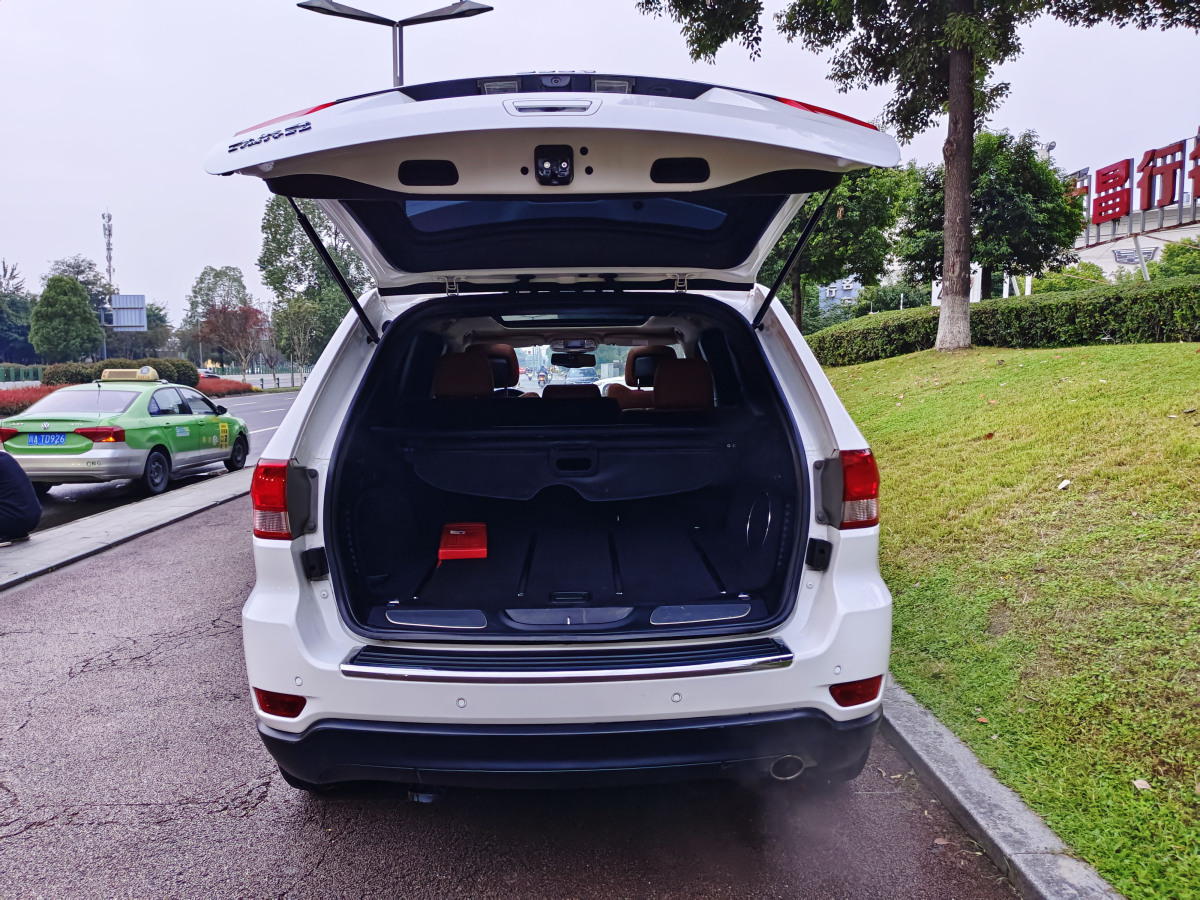 2013年1月Jeep 大切諾基  2012款 3.6L 豪華導(dǎo)航版