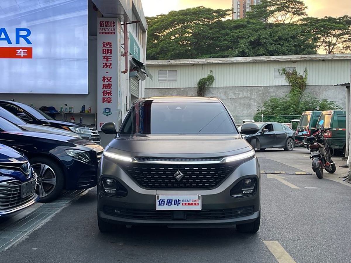 寶駿 RM-5  2019款 1.5T CVT 24小時(shí)在線尊貴型 6座圖片