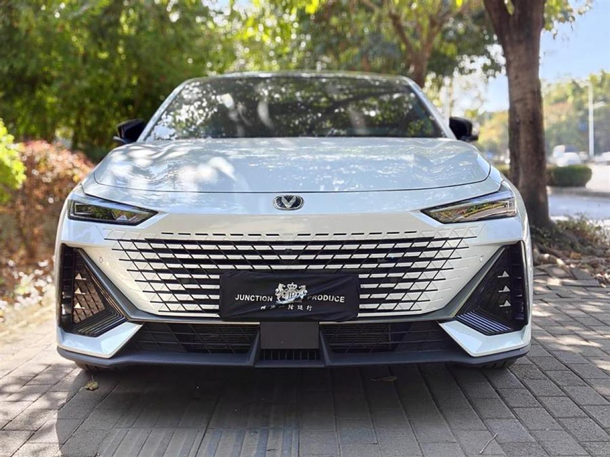 長(zhǎng)安 長(zhǎng)安UNI-V  2023款 1.5T 尊貴型圖片