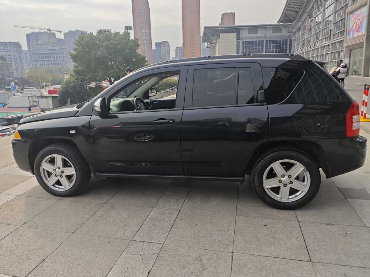 Jeep 指南者  2010款 2.4L 四驅(qū)運(yùn)動(dòng)版圖片