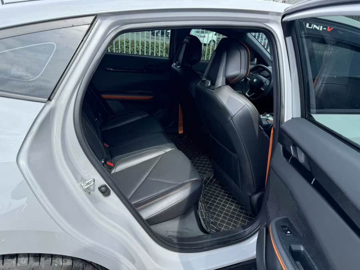 長(zhǎng)安 長(zhǎng)安UNI-V  2022款 1.5T 尊貴型圖片