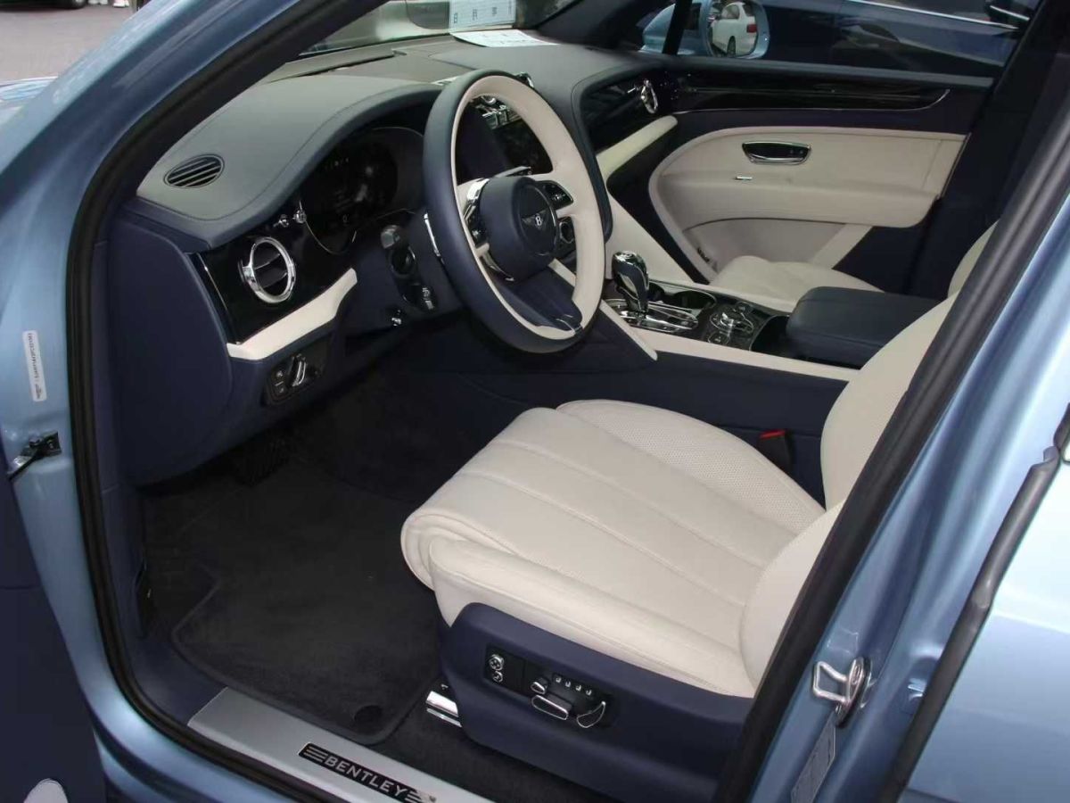 賓利 添越  2023款 4.0T V8 長(zhǎng)軸距版圖片