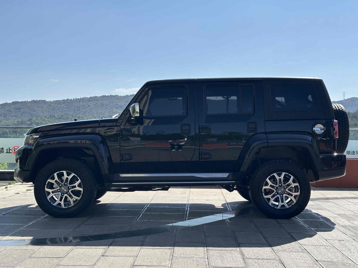 北京 BJ40  2023款 2.0T 自動(dòng)四驅(qū)城市獵人版?zhèn)b客型圖片