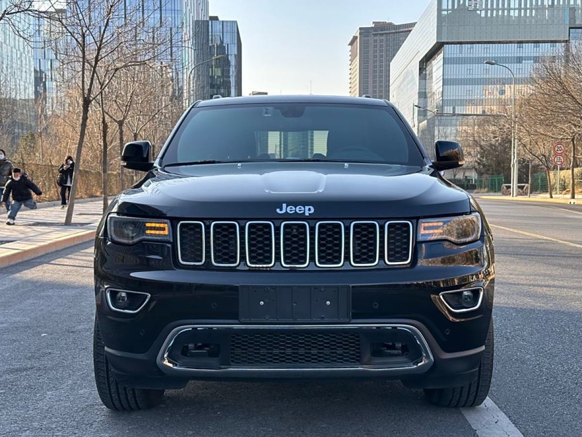 Jeep 大切諾基  2020款 3.0L 專業(yè)導(dǎo)航版圖片