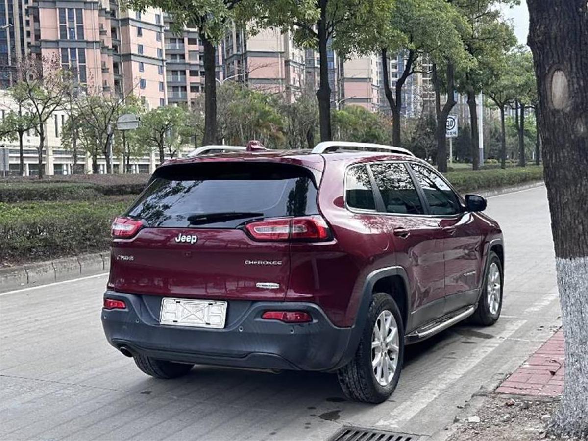 Jeep 自由光  2016款 2.0L 優(yōu)越版圖片