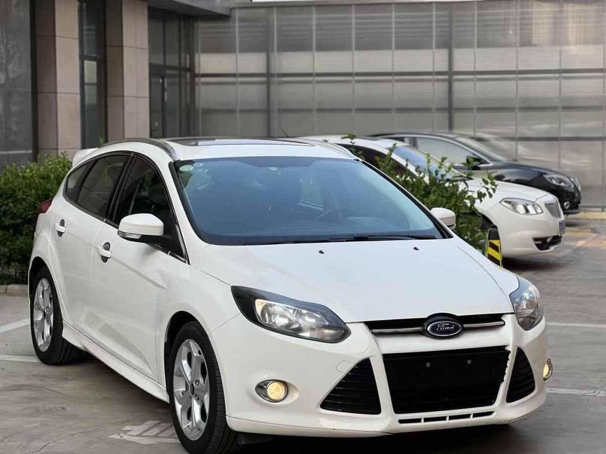 福特 ?？怂? 2014款 兩廂經(jīng)典 1.8L 手動(dòng)酷白典藏版圖片