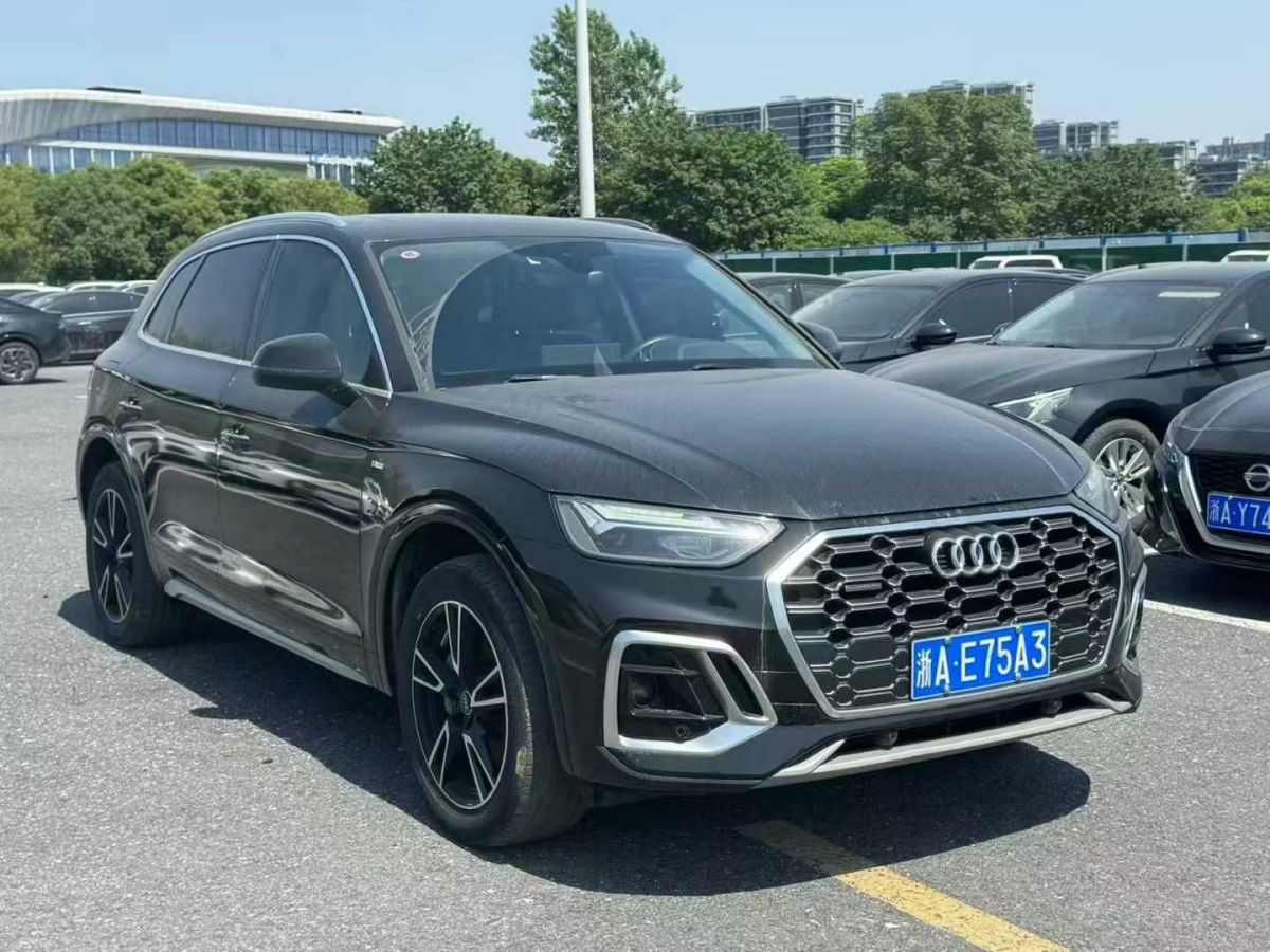 奧迪 奧迪Q5 e-tron  2022款 40 e-tron 星耀型 機(jī)甲套裝圖片