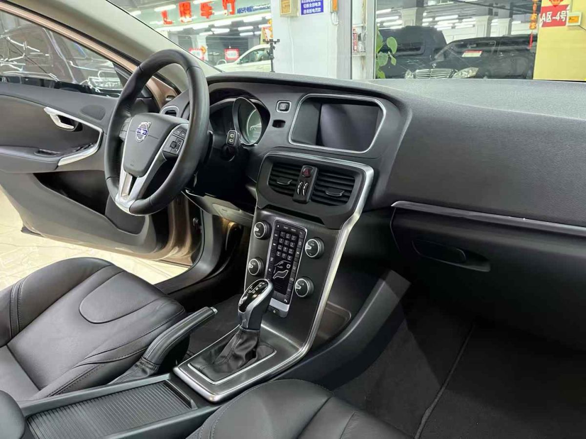 沃爾沃 V40  2016款 T3 智尚版圖片