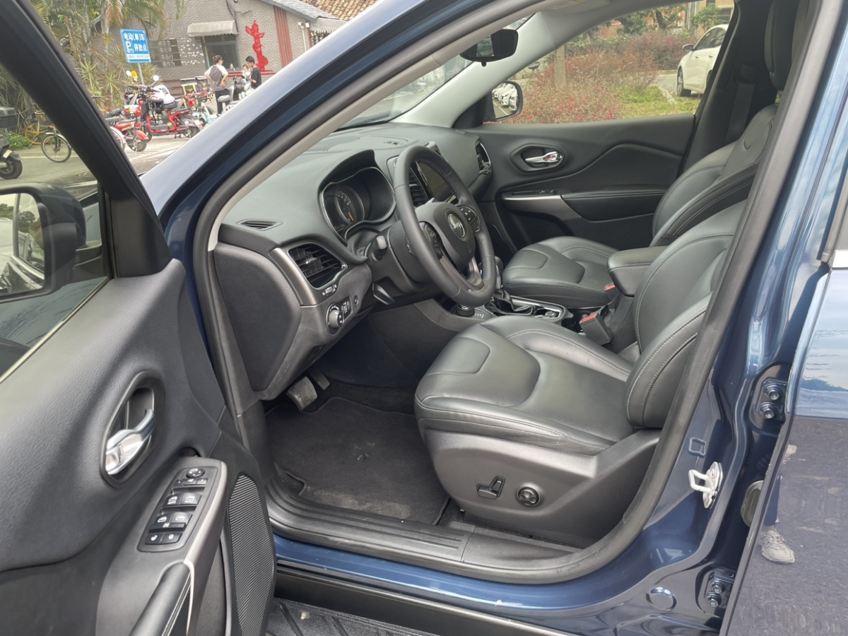 Jeep 自由光  2019款 2.0T 四驱探享版图片