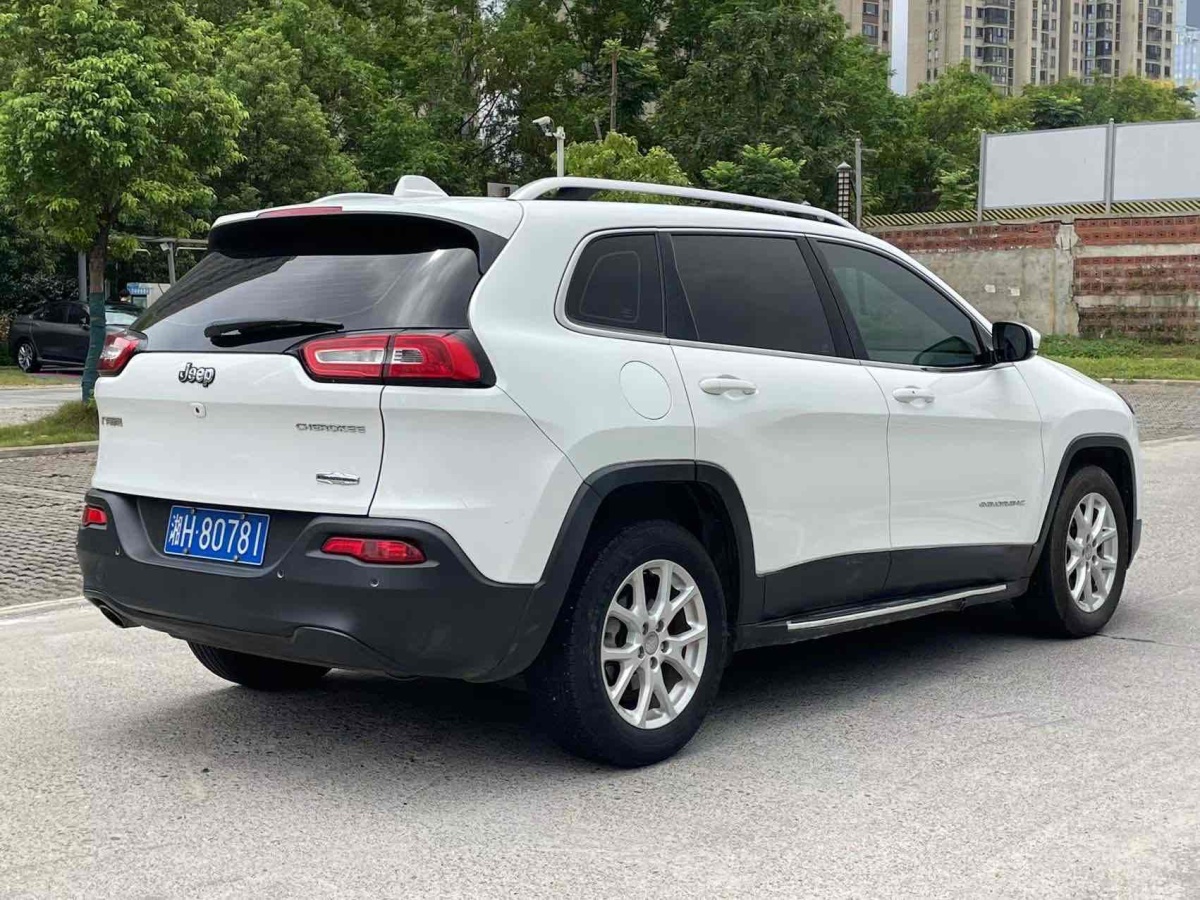 Jeep 自由光  2016款 2.0L 優(yōu)越版圖片