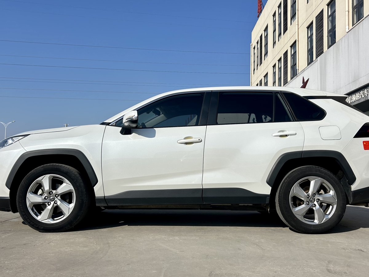 豐田 RAV4  2018款 榮放 2.0L CVT兩驅(qū)風(fēng)尚版圖片