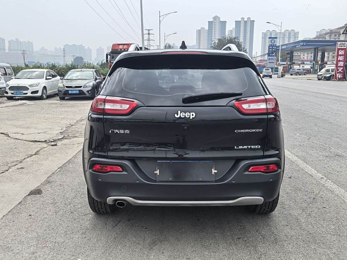 Jeep 自由光  2020款 2.0L 兩驅(qū)經(jīng)典運(yùn)動版圖片