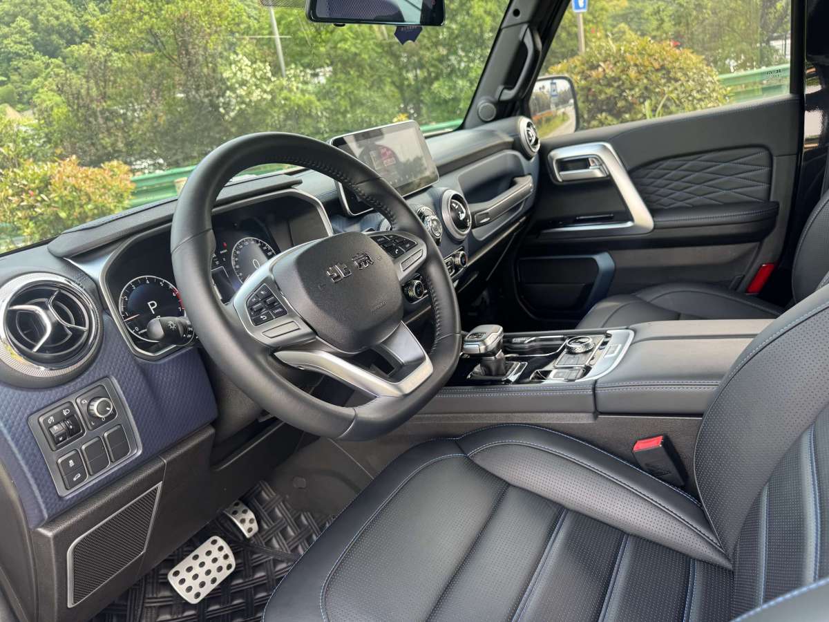北京 BJ40  2020款 2.0T 自動(dòng)四驅(qū)城市獵人版?zhèn)b客型圖片