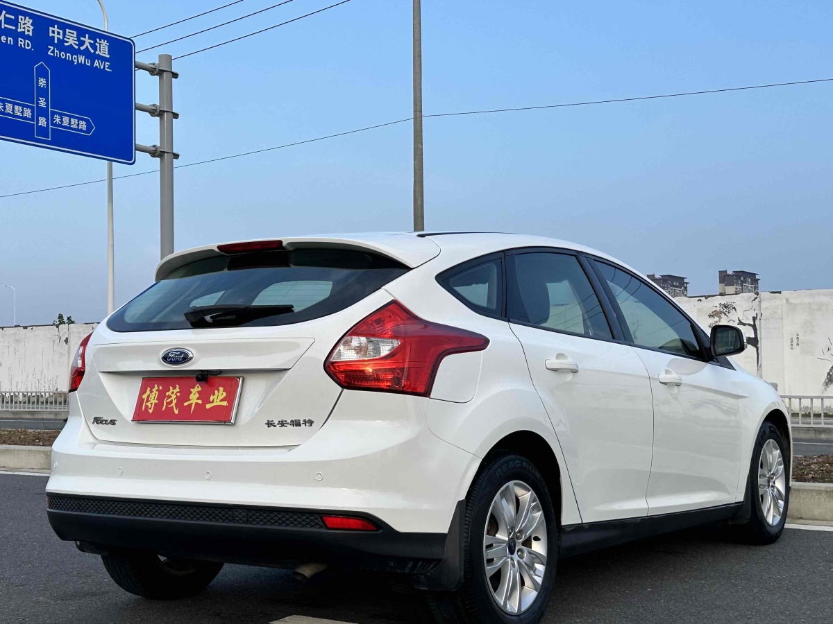 福特 ?？怂? 2012款 兩廂 1.6L 自動舒適型圖片