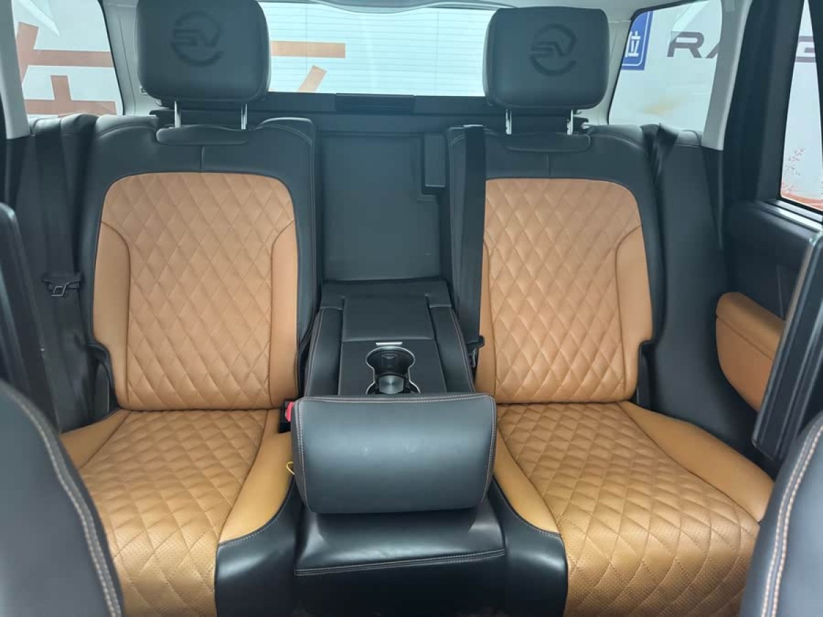 路虎 攬勝  2022款 3.0 L6 400PS 傳世加長經(jīng)典版圖片