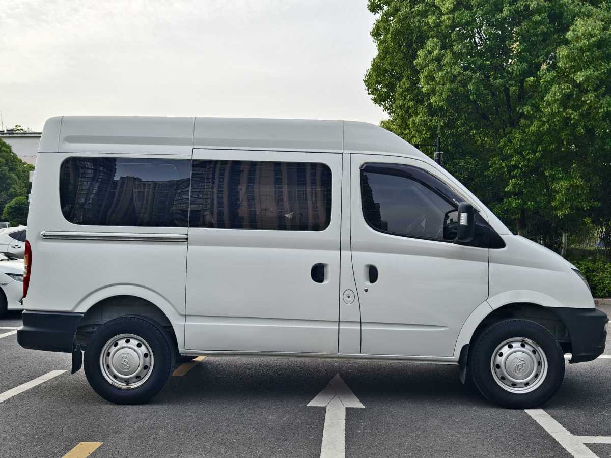 上汽大通 V80  2019款 2.5T經(jīng)典款6擋手動傲運通改款短軸中頂5/6座圖片