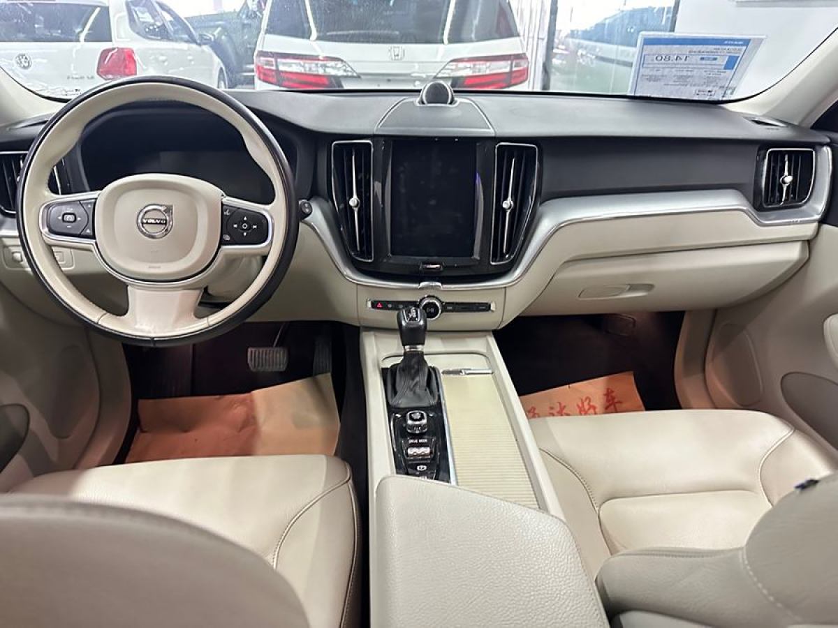 2020年4月沃爾沃 XC60  2020款 T5 四驅(qū)智逸豪華版