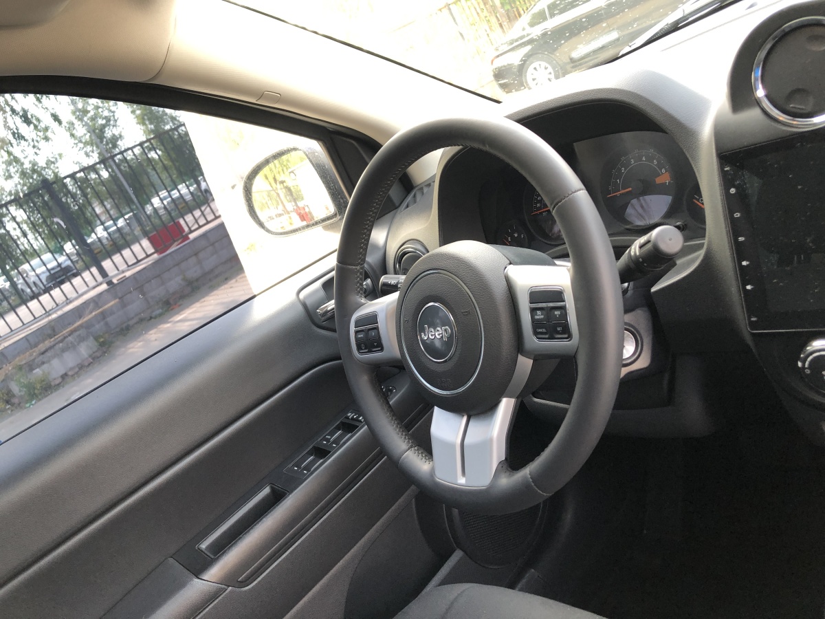 Jeep 指南者  2013款 2.0L 兩驅(qū)運動版圖片
